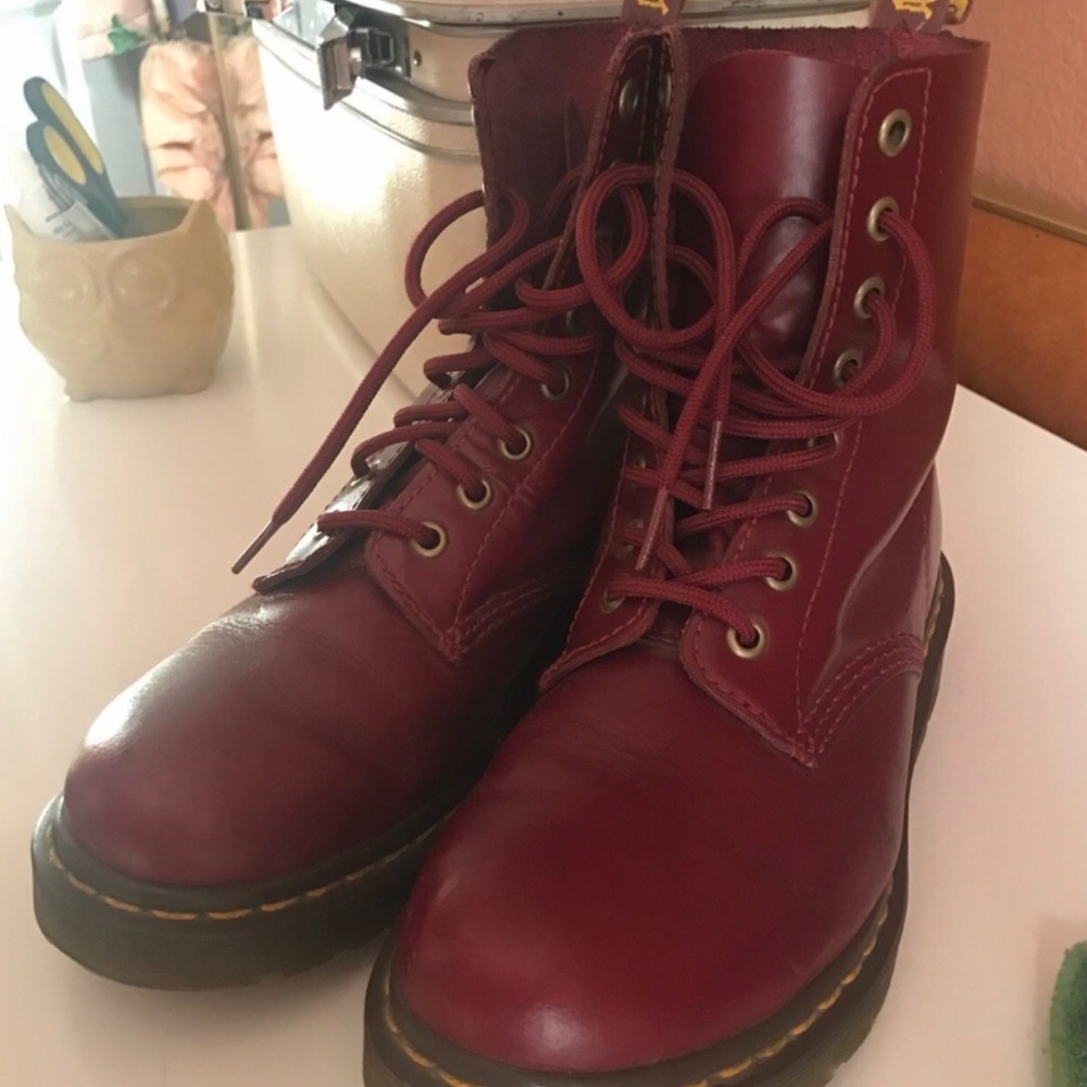 Price dropped// Red pascal dr martens 1460